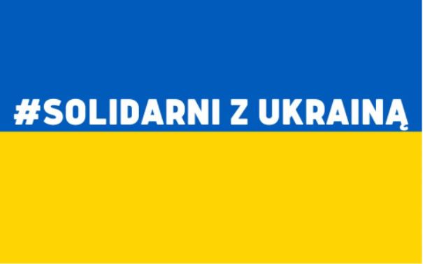 Flaga Ukrainy z napisem Solidarni z Ukrainą